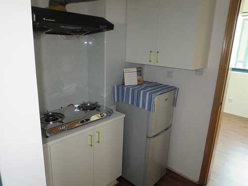 （写真３）契約した上海市内のマンションのキッチン、ガスコンロは新品