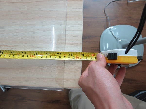 （写真３）２メートルのテーブルカバー、３センチ足りない
