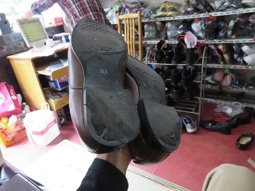 （写真１）修理する前、靴底のヒール（かかと）が擦り切れてしまっている