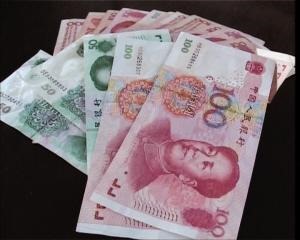 （写真１）偽札の多い中国人民元の100元札と50元札