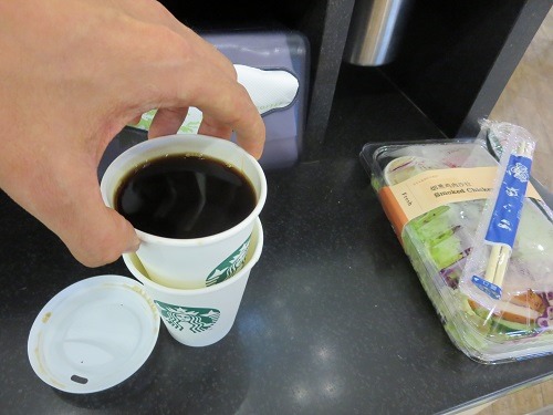 （写真４）上海のスタバでショートサイズを注文するとカップは２重