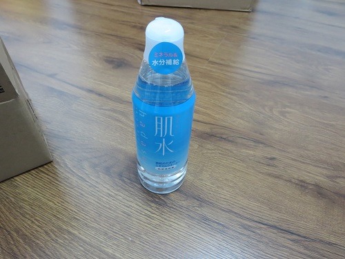 （写真３）中国のアマゾンで購入した青色の肌水（資生堂）、輸入品