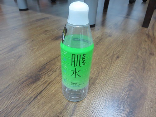 （写真２）日本で購入した資生堂のメンズ肌水（400ml）