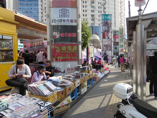 （写真２）いろいろな物品販売が行われている中国の露店商売