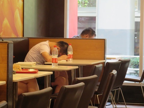 （写真６）豪快に寝ている人、中国でソファー席があると横になってしまう