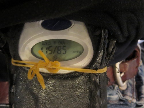 （写真２）カバーから血圧計機器が落ちないように輪ゴムで固定されている