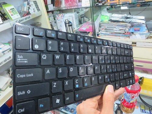 （写真４）一枚の板になっているノートパソコンのキーボード