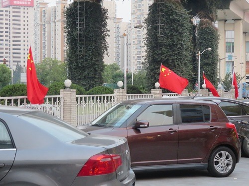 （写真１）世界最大の自動車市場になっている中国、街中に自動車があふれる