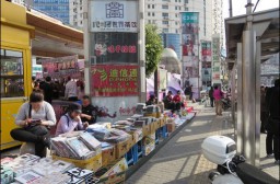 （写真１）路上で小物を販売する人びと（上海市）