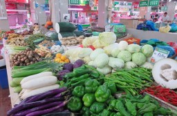 （写真１）上海市内の野菜市場のようす、かなり清潔な市場（いちば）