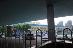（写真１）遠目から見る徐匯区のIKEA（イケア）、地下鉄の駅から徒歩圏内