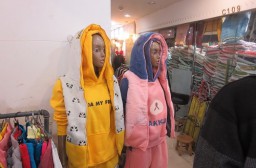 （写真１）日本と中国のファッションセンスの違いを感じる（卸売市場のなか）