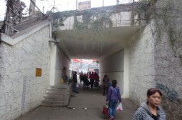 （写真１）広州市越秀区の小北駅（地下鉄）のアフリカ人街につながる通路