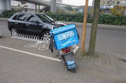 （写真１）上海の街中で目にすることが多い「饿了么」の配送バイク