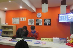 （写真１）清潔な雰囲気の七天連鎖酒店（7daysInn）のフロント（上海市嘉定区）