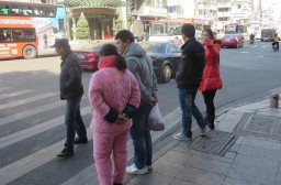 （写真１）街中で見かける中国人のパジャマ姿、厚手すぎて丸くなってしまう