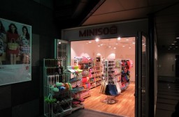 （写真１）東京都の池袋（豊島区）にある名創優品（MINISO）の日本本店