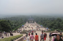 （写真１）中山陵の頂上付近の様子、たくさんの観光客が訪れる（江蘇省・南京）