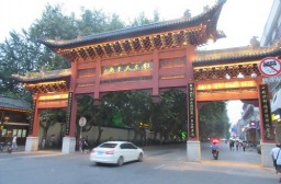 （写真１）南京市中心部の夫子廟、飲食店やショッピング街が広がっている