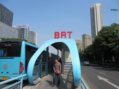 （写真１）常州市のBRT乗車エリア、多くの人が利用する（江蘇省・常州市）