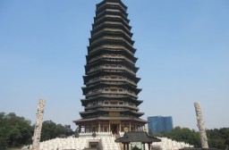 （写真１）天寧寺の13重の塔（天寧宝塔）、高さ153メートル（江蘇省・常州市）
