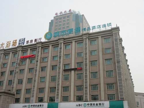 （写真１）金山区の中心部に位置する城市便捷酒店（上海市・金山区）