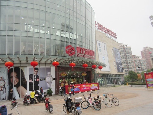 （写真１）上海市金山区のラウンドマーク的存在の東方商厦