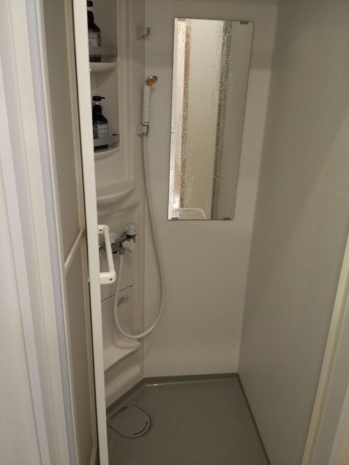 （写真７）オークホステルキャビンのシャワー室の様子