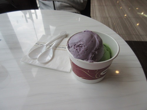 （写真３）ハーゲンダッツのブルーベリーと抹茶味のアイスクリーム