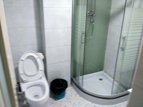 （写真３）少しボケているが、きれいな洗面所・シャワー室