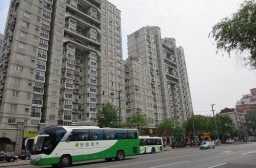 （写真１）中国のマンション、地震の多い日本よりも高層化している（上海市）