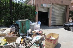 （写真１）ダンボールを買い取ってくれる業者、ゴミの整理をする場所（上海市虹口区）