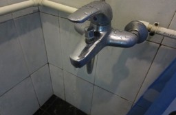 （写真１）蛇口のレバー部分から漏水している浴室の蛇口