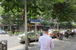 （写真１）上海市静安区の仲介会社、徒歩で物件見学