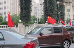 （写真１）世界最大の自動車市場になっている中国、街中に自動車があふれる