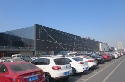 （写真１）超巨大な革製品専門のショッピングモール「海寧皮革城」