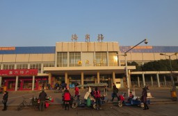 （写真１）普通列車が停車する海寧駅、けっこう古くなっている（海寧市）