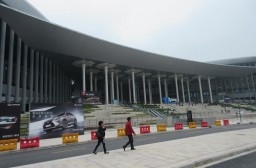 （写真１）世界最大規模の展示会場、巨大な国家会展中心（上海市）