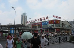 （写真１）上海駅の近くにある上海長途汽車客運総駅（上海総駅バスターミナル）