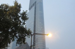 （写真１）南京市のトレードマークになっている紫峰大厦（南京市鼓楼区）