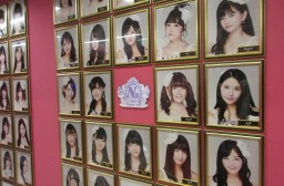 （写真１）SNH48のメンバーたち、上海の専用劇場で毎週公演が行われる